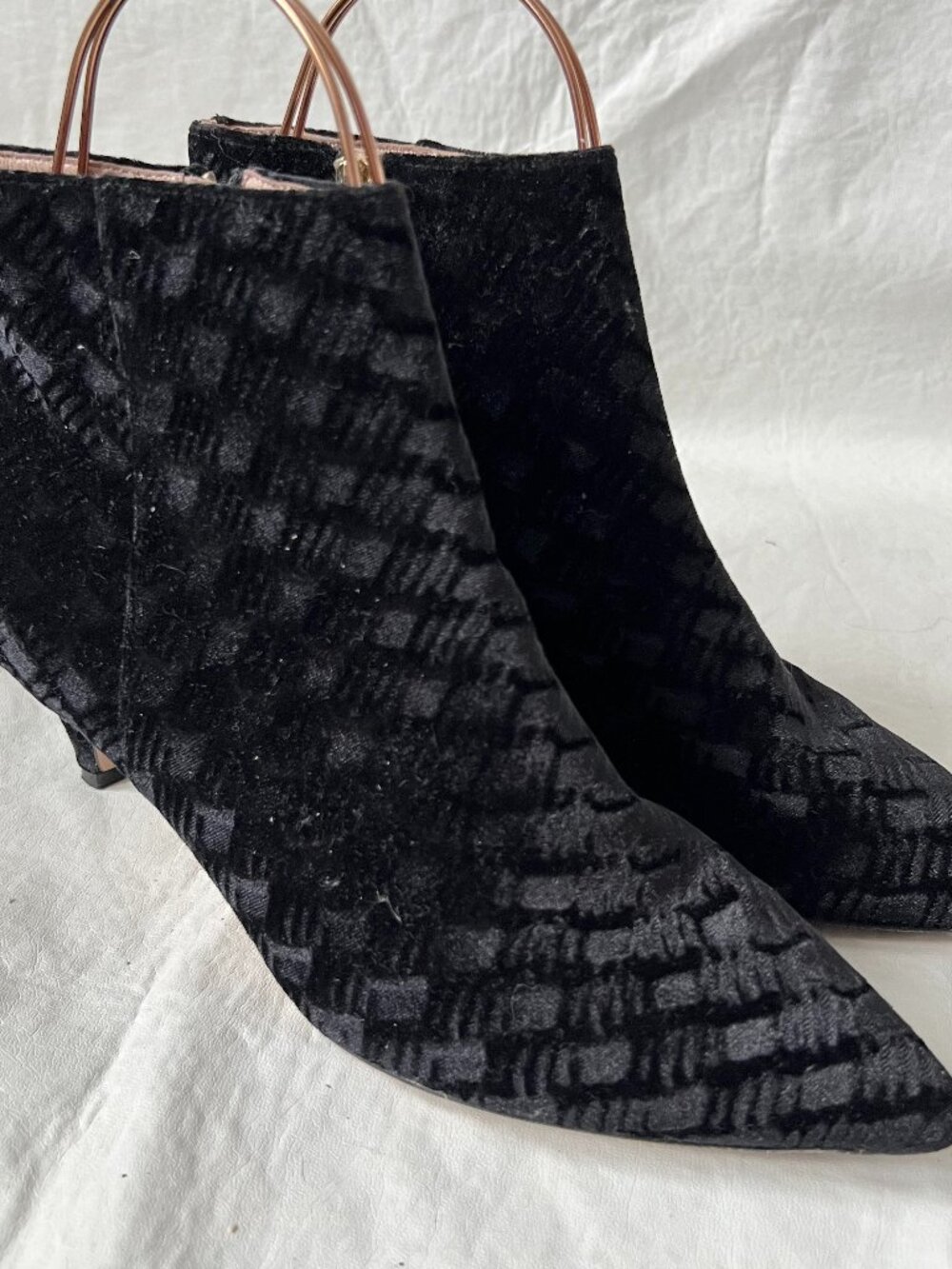 Anthropologie boots kitten heel booties black velvet pointed toe womens 8.5 zip